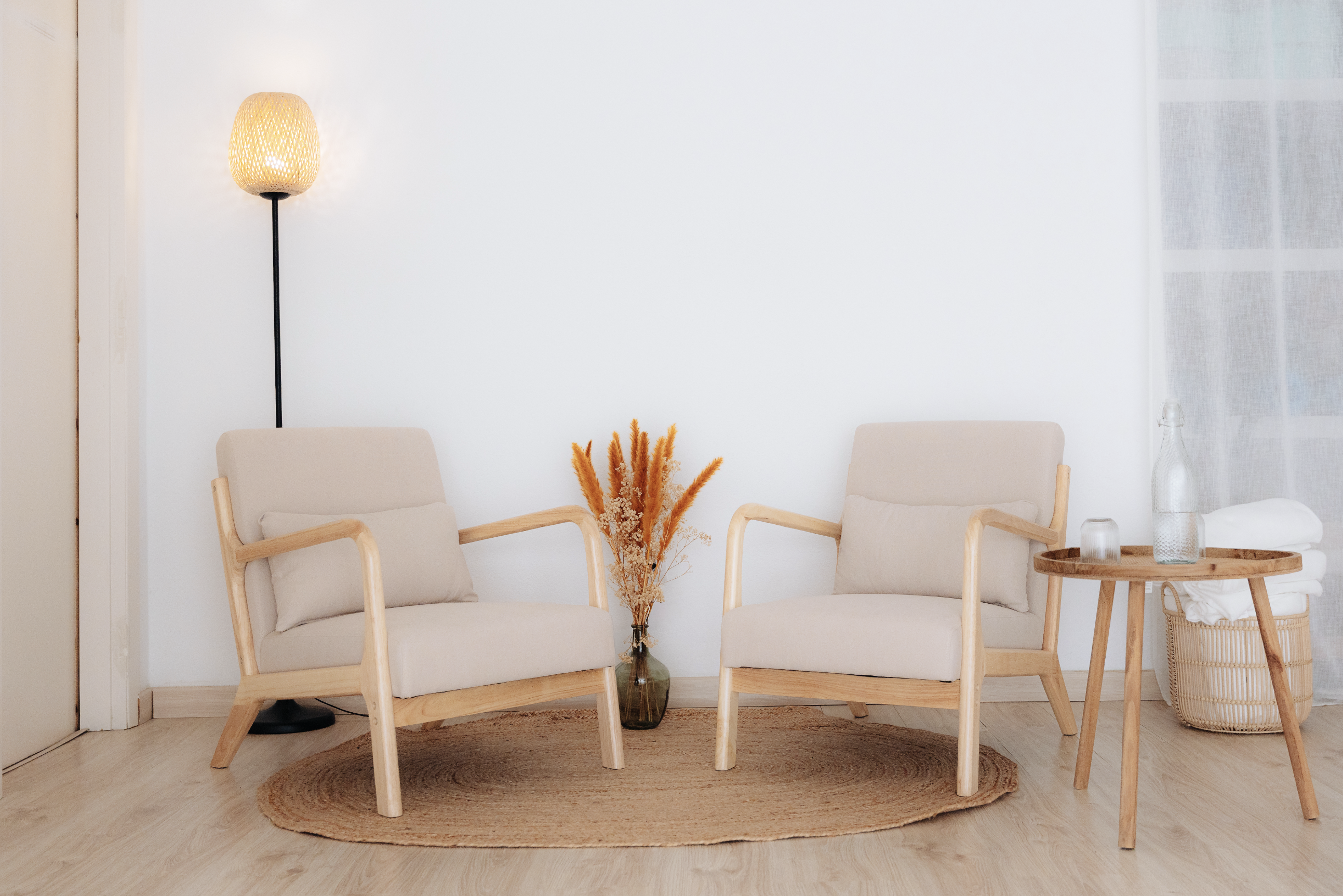 Interior de ila: dos sillones en el espacio